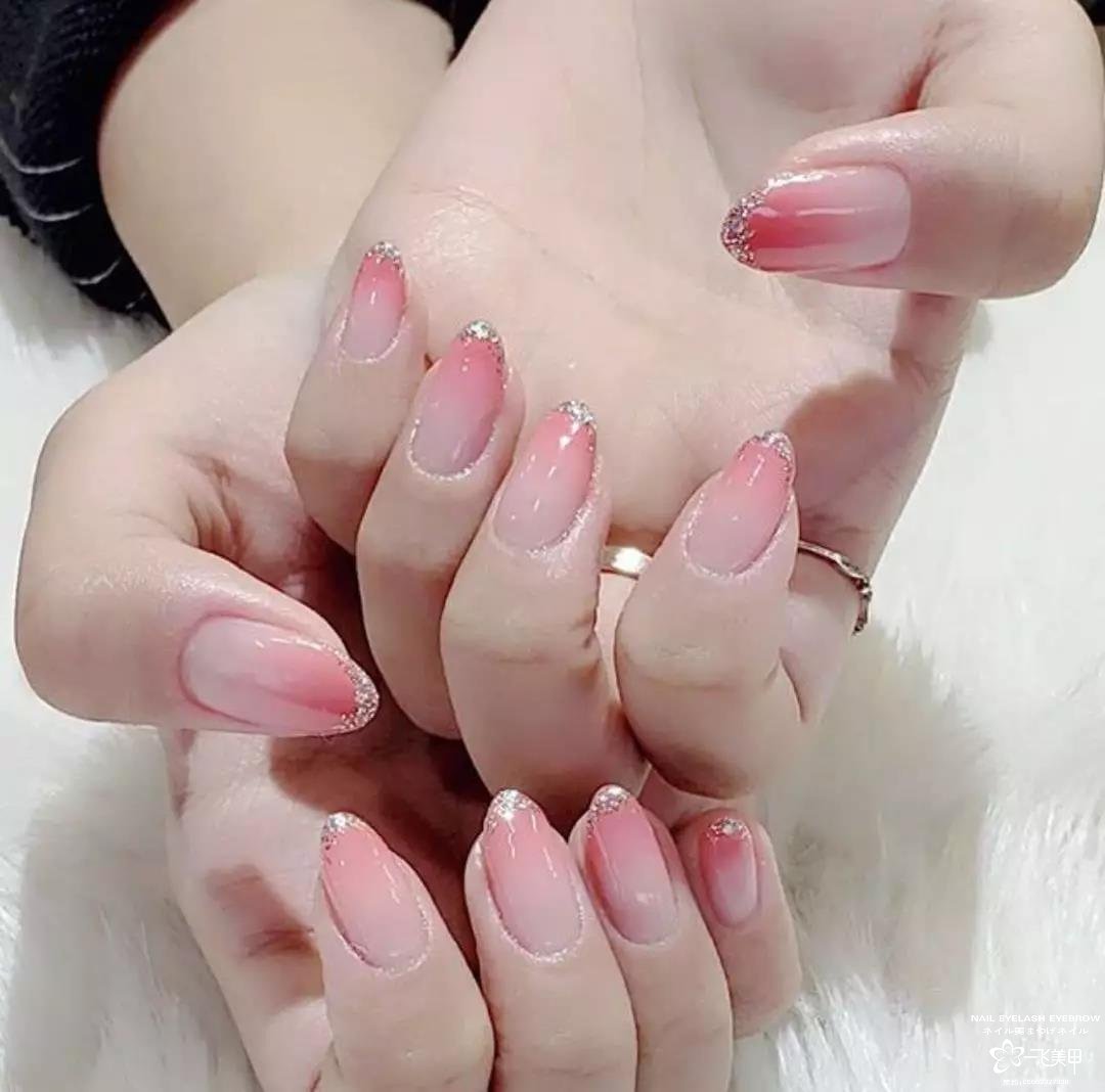 過年、聚會和婚禮等各場合都適用的美甲款式，