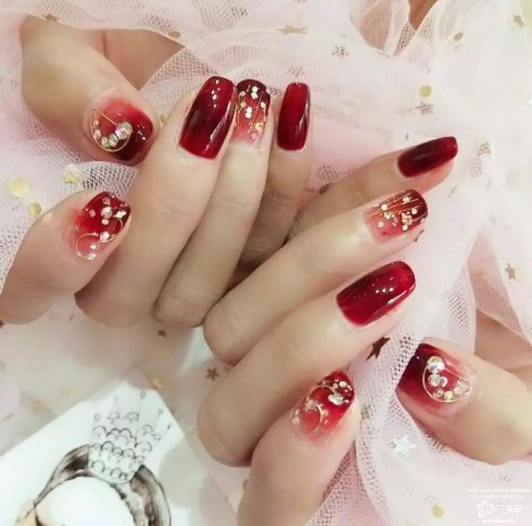 過年、聚會和婚禮等各場合都適用的美甲款式，