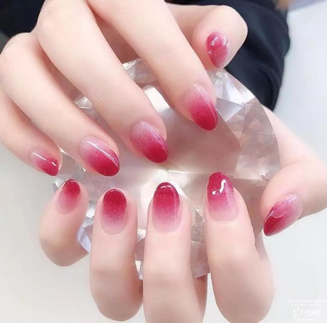 過年、聚會和婚禮等各場合都適用的美甲款式，