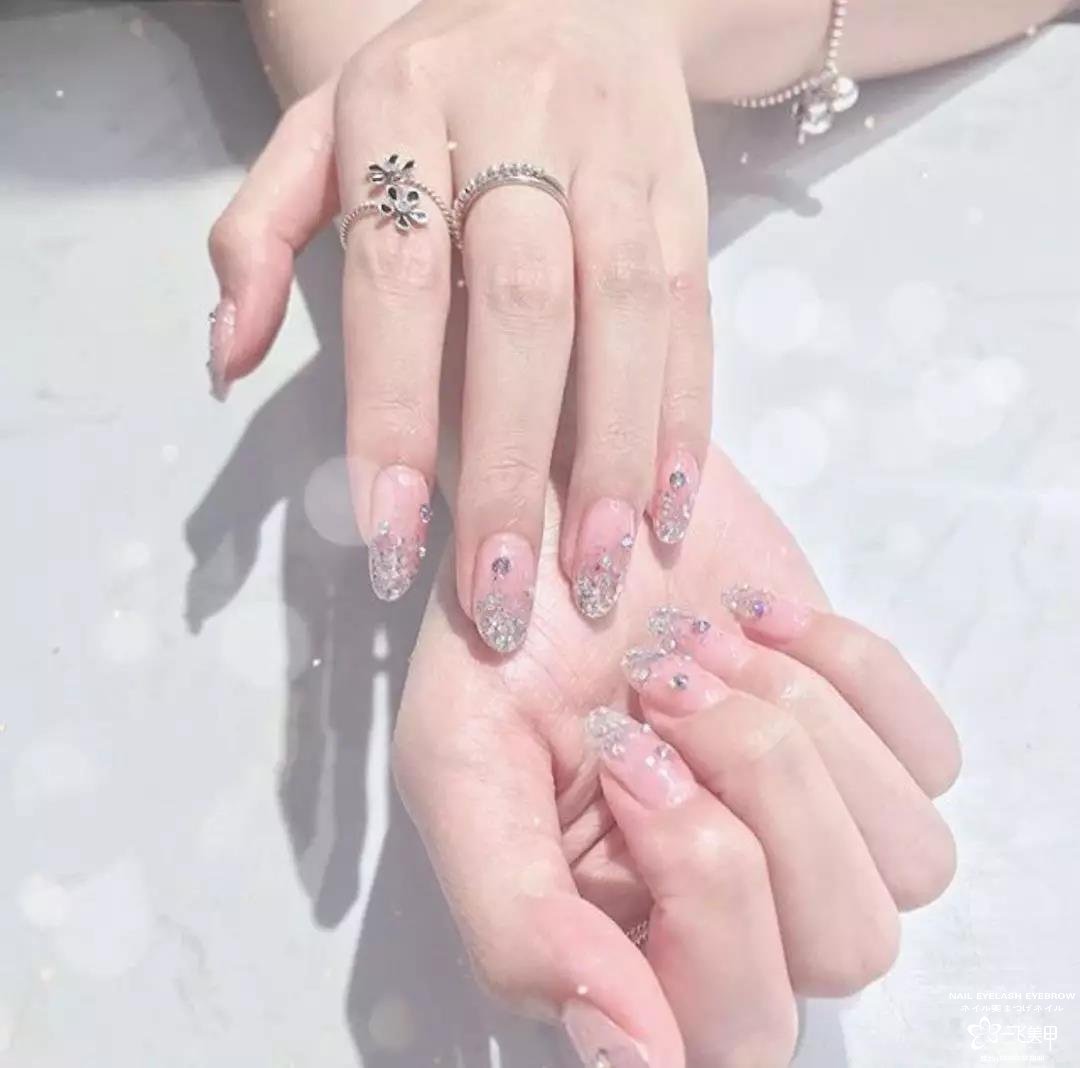 過年、聚會和婚禮等各場合都適用的美甲款式，