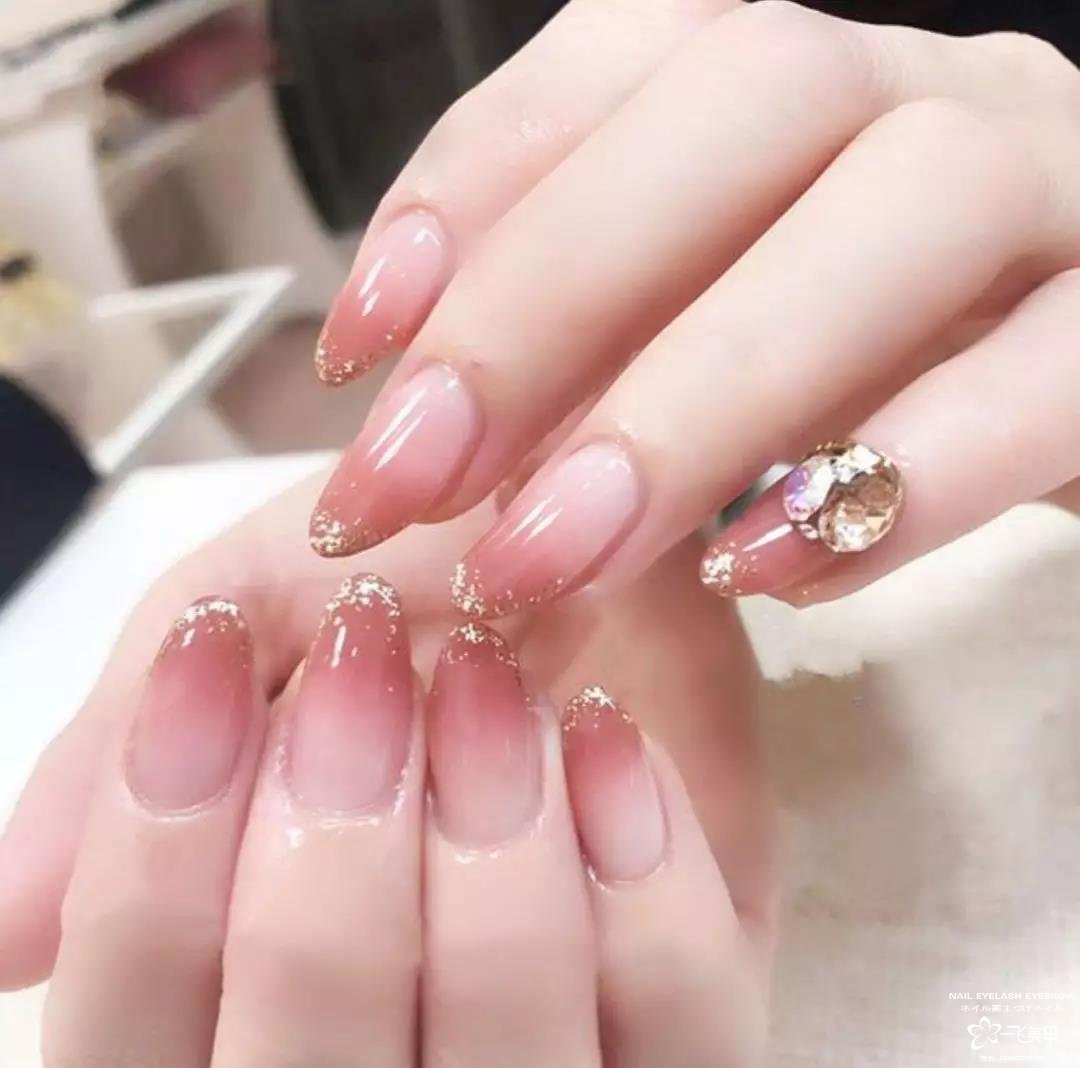 過年、聚會和婚禮等各場合都適用的美甲款式，