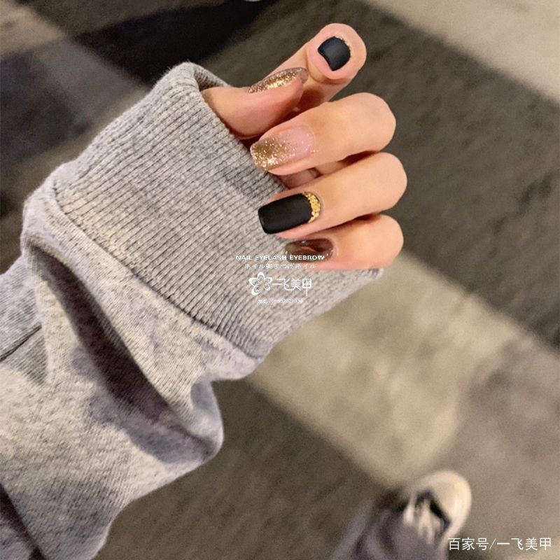 簡(jiǎn)約而不簡(jiǎn)單，磨砂美甲！絲襪一般的感覺(jué)