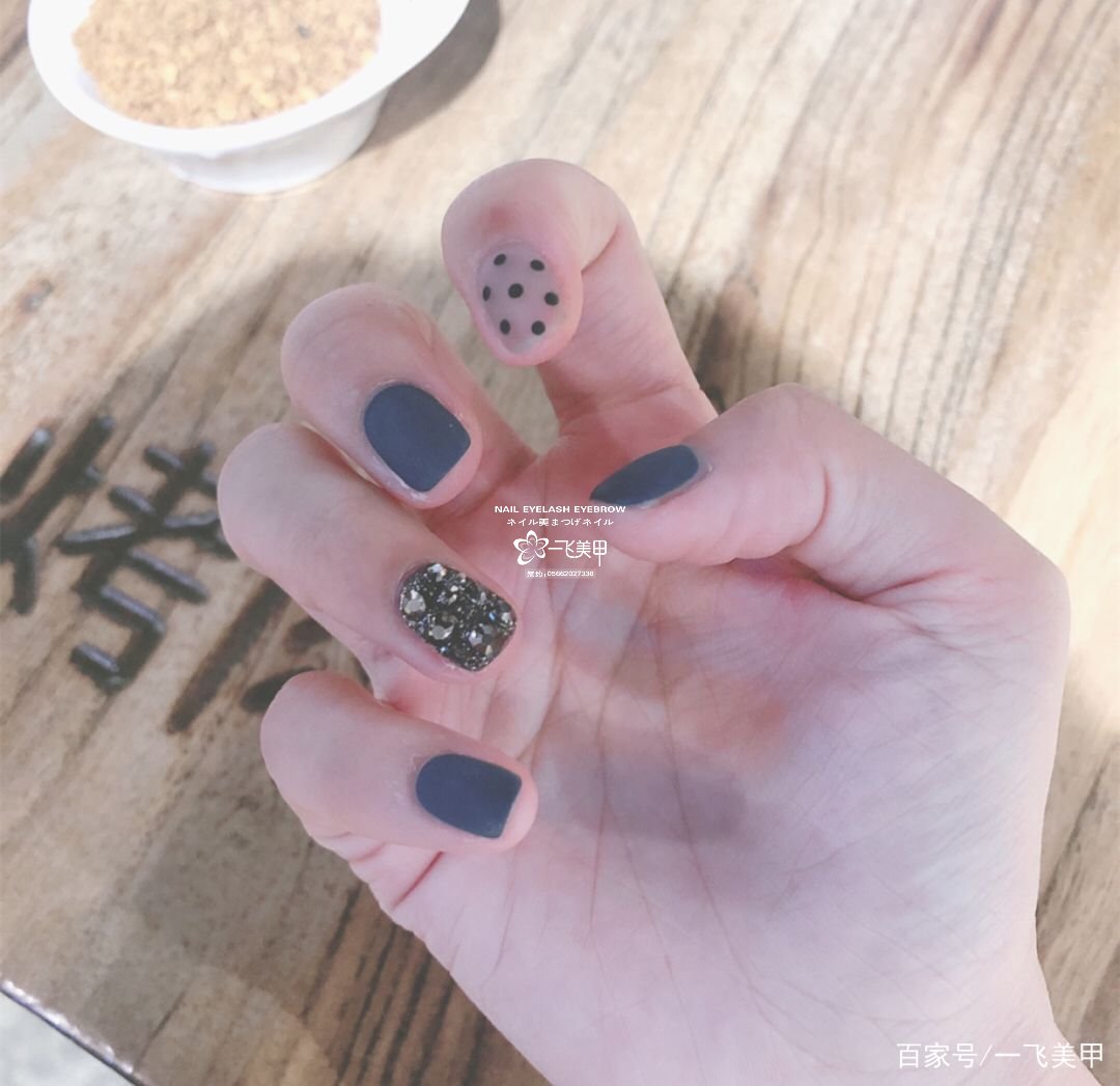 簡(jiǎn)約而不簡(jiǎn)單，磨砂美甲！絲襪一般的感覺(jué)