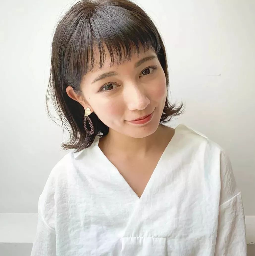 女生氣質(zhì)齊肩小外翻
