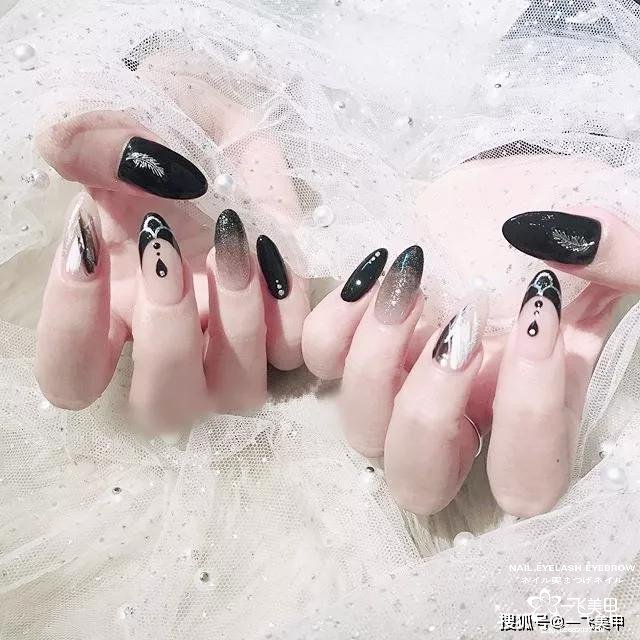我的天??！居然黑色美甲也可這樣溫柔好看呢