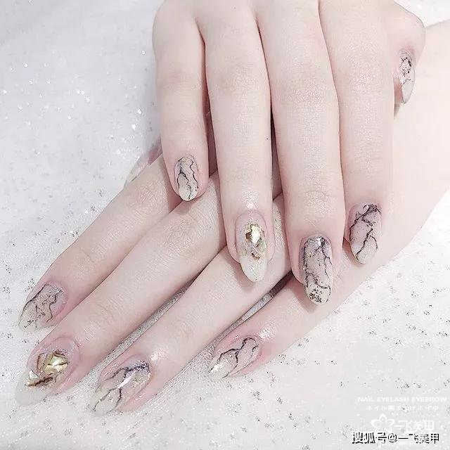 我的天啊！居然黑色美甲也可這樣溫柔好看呢