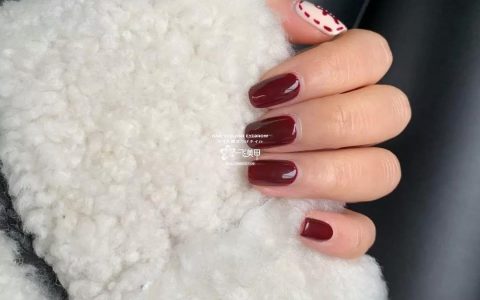 想做美甲？我告訴你今年流行什么色！