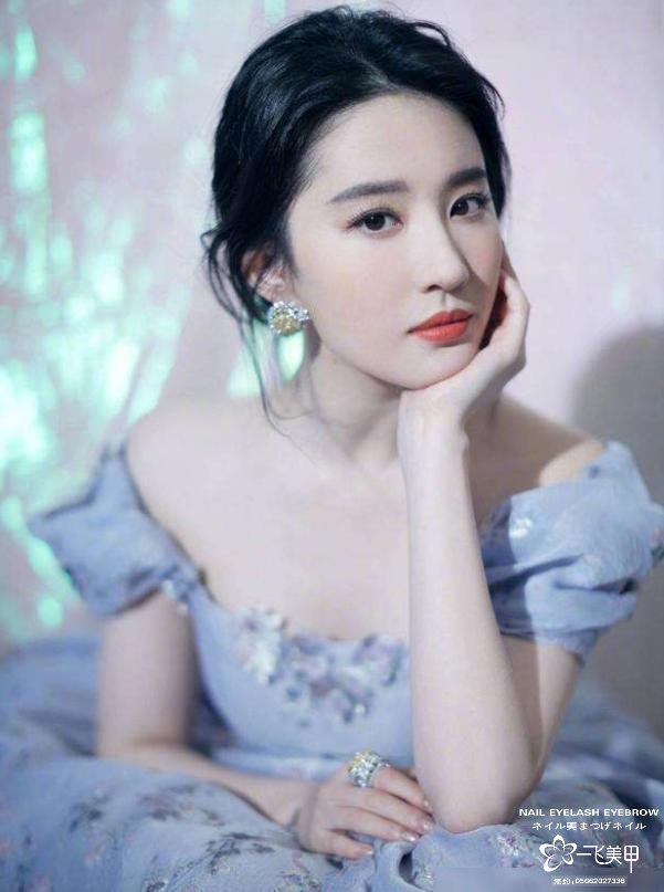 秒變高顏值的小秘訣就是考驗?zāi)銜粫瘖y，有木有？