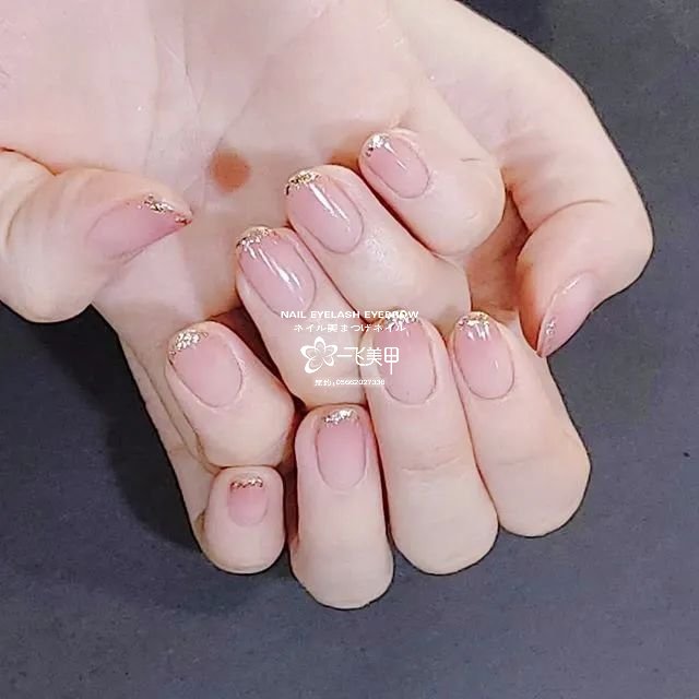 溫柔的漸變美甲，喚醒春天