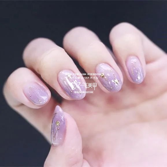 春天里我喜歡的淡紫色美甲
