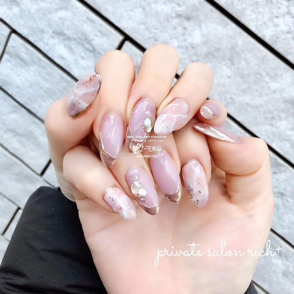 春天里我喜歡的淡紫色美甲