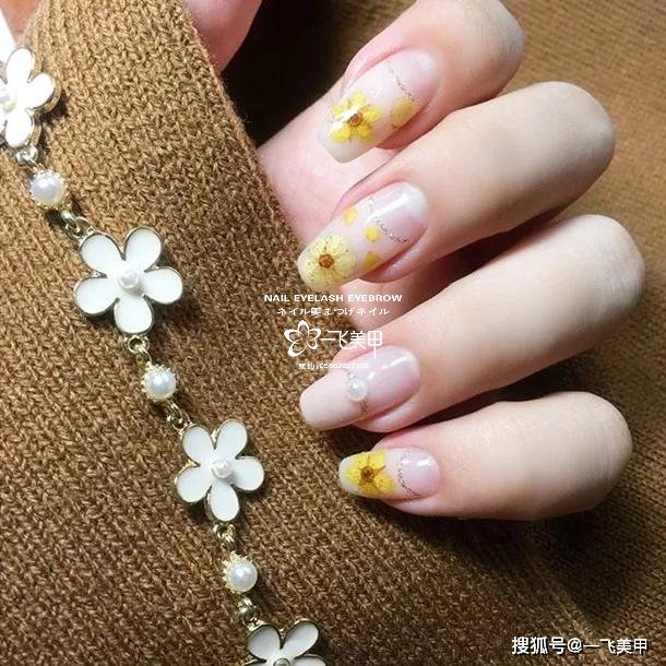 干花美甲要怎么搭才好看呢？