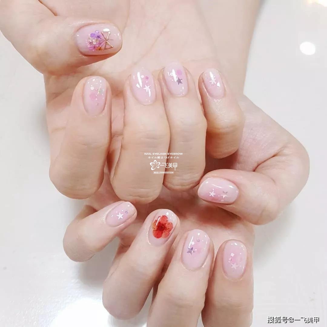 干花美甲要怎么搭才好看呢？