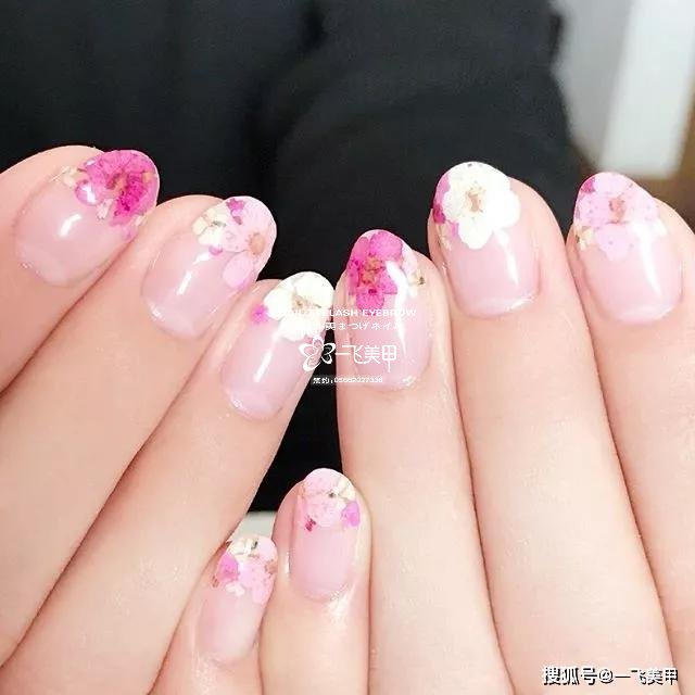 干花美甲要怎么搭才好看呢？
