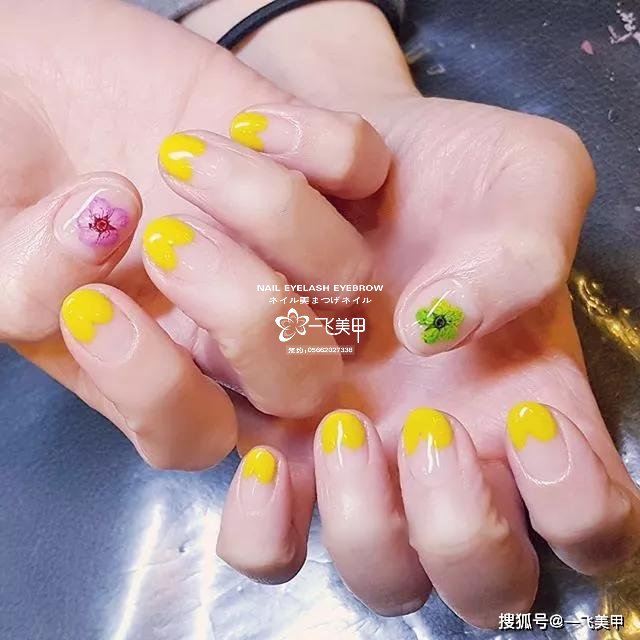 干花美甲要怎么搭才好看呢？