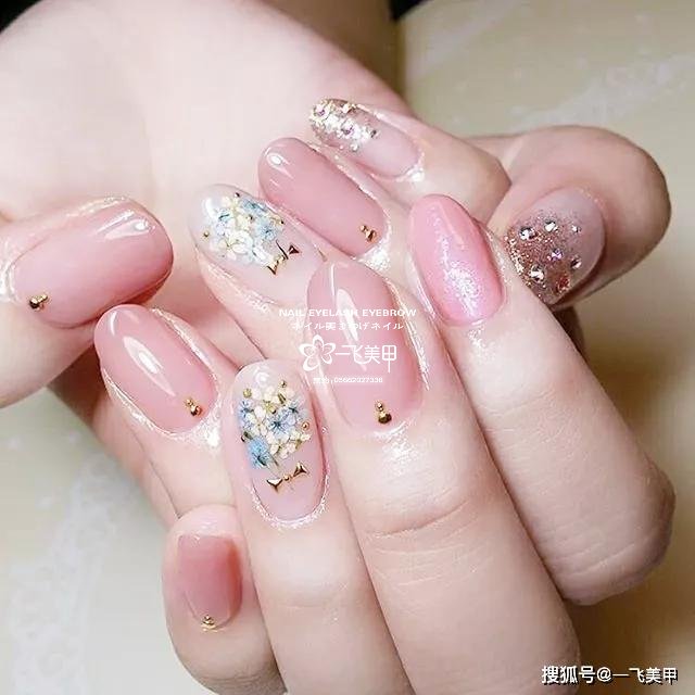 干花美甲要怎么搭才好看呢？