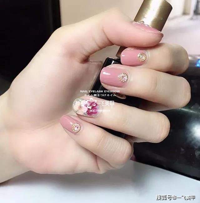 干花美甲要怎么搭才好看呢？