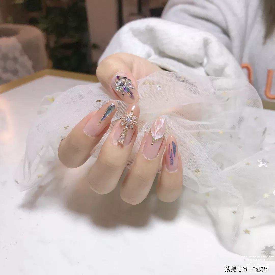 超仙氣的透感碎玻璃美甲，誰(shuí)做誰(shuí)美