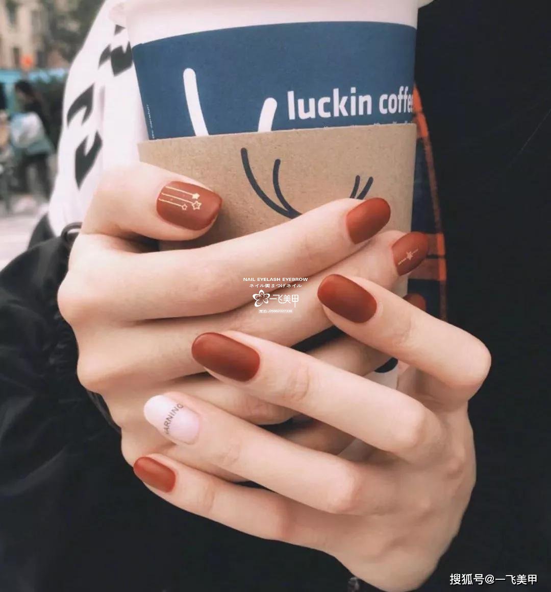 95%的人都會(huì)選擇的紅棕色美甲，太美了...