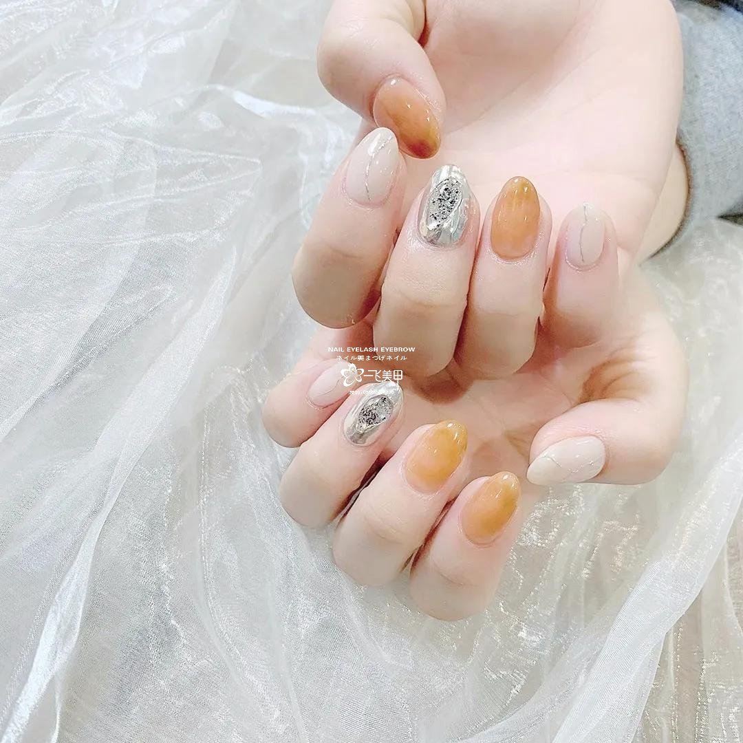 就讓這些半透明的美甲，陪你過美美的春天吧