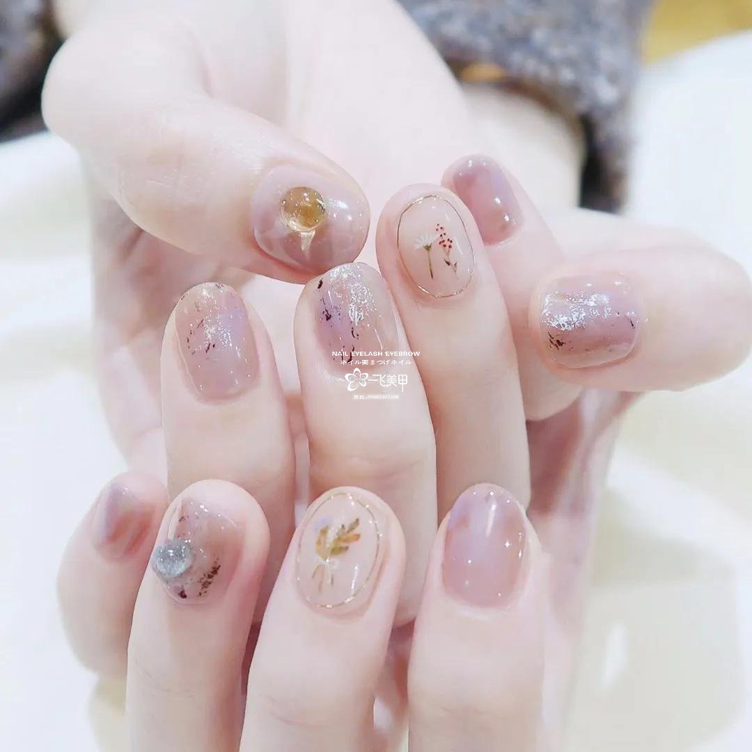 就讓這些半透明的美甲，陪你過美美的春天吧