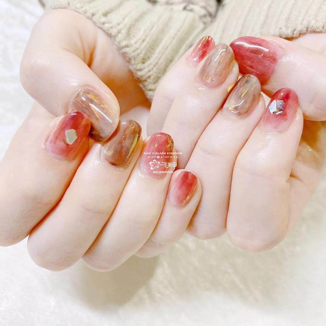 就讓這些半透明的美甲，陪你過美美的春天吧