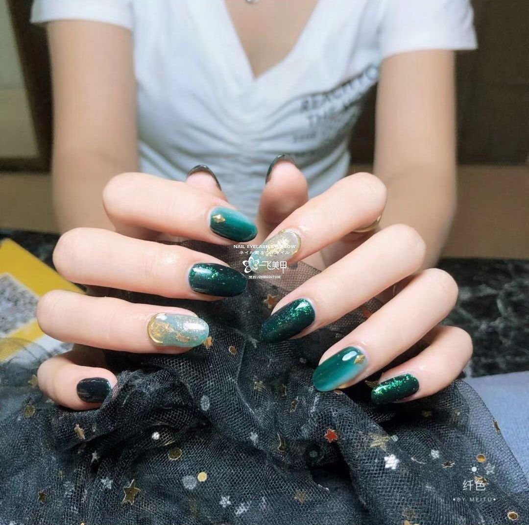 巨顯白的綠色美甲，這款必火