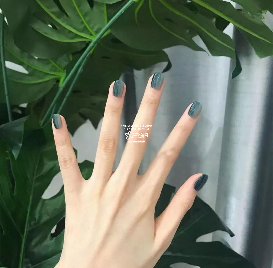 巨顯白的綠色美甲，這款必火