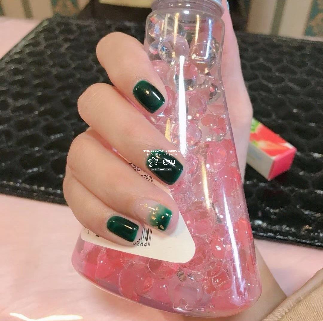 巨顯白的綠色美甲，這款必火