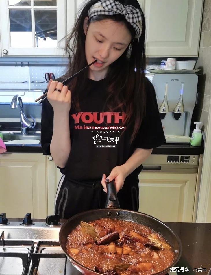 驚呆了！女明星宅在家做這件事瘦到了90斤，你們信不信？