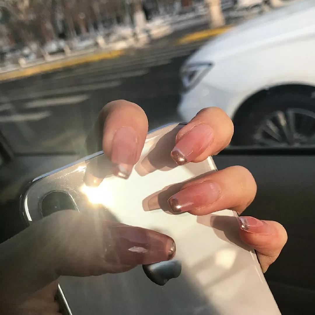 想做美甲？我告訴你今年流行什么色！