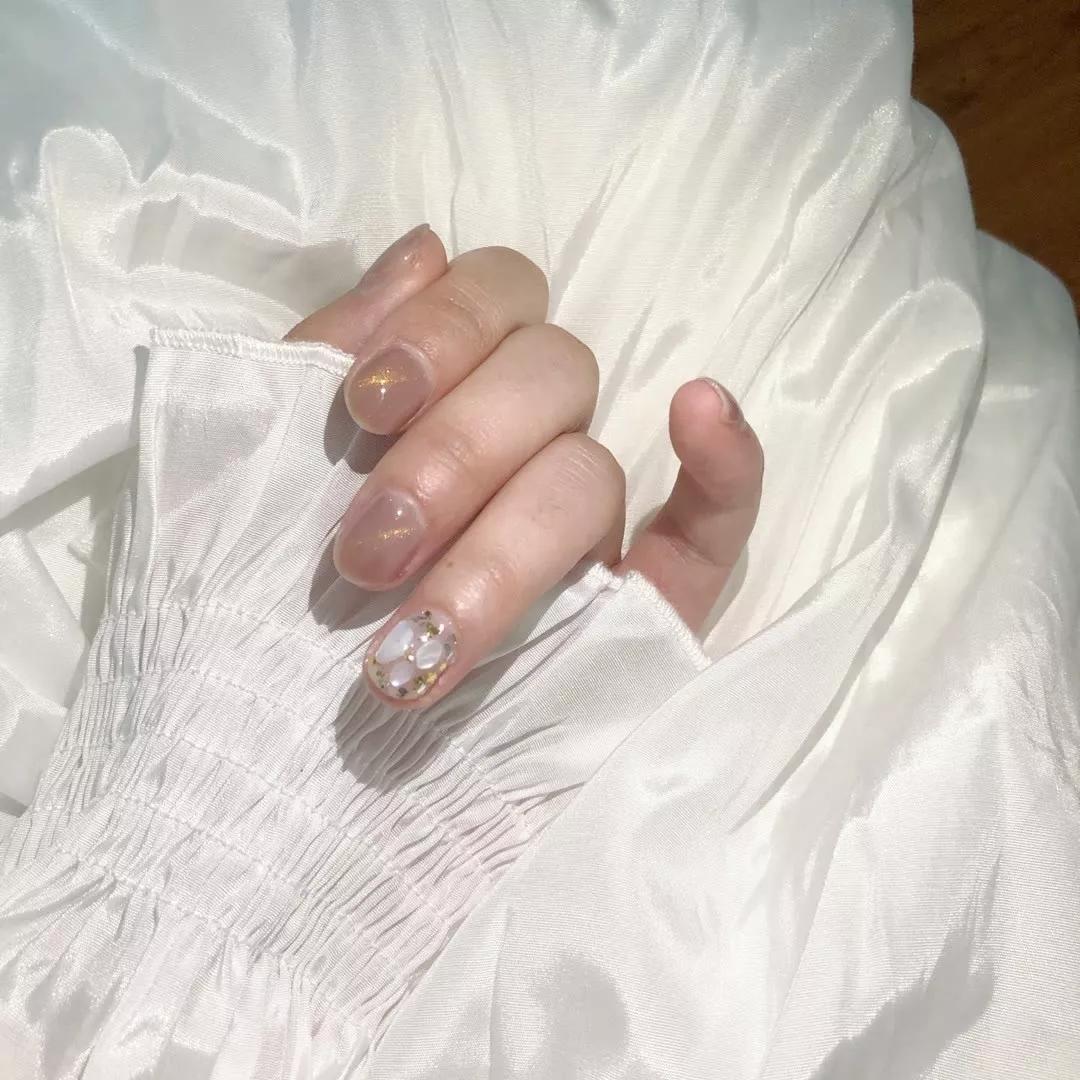 想做美甲？我告訴你今年流行什么色！