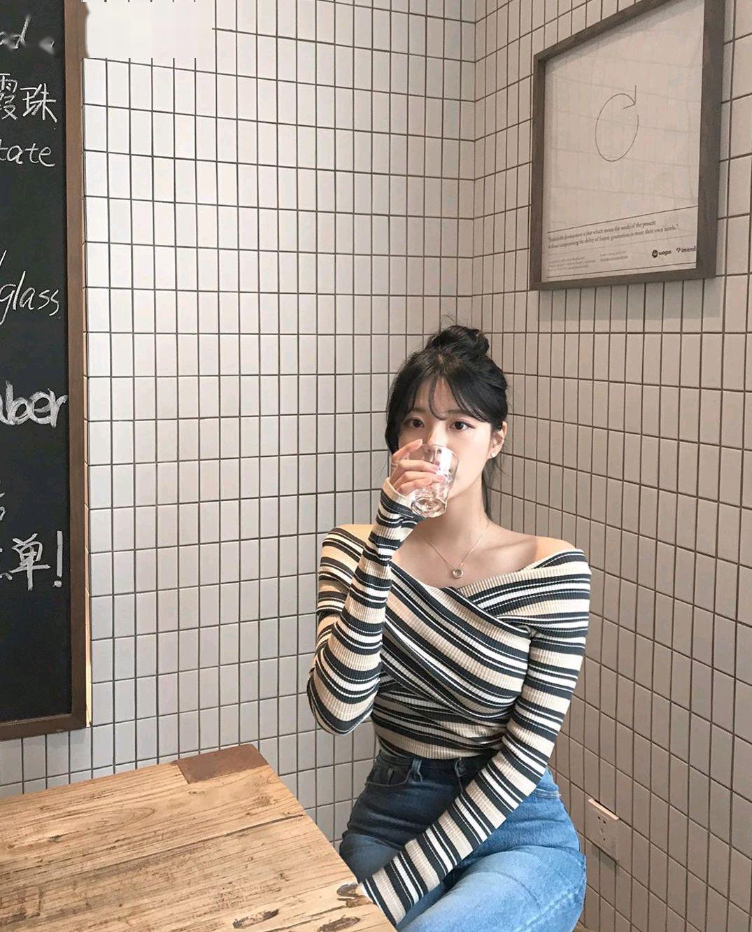 露肩毛衣+直筒褲+裙子的穿衣搭配，美炸了！