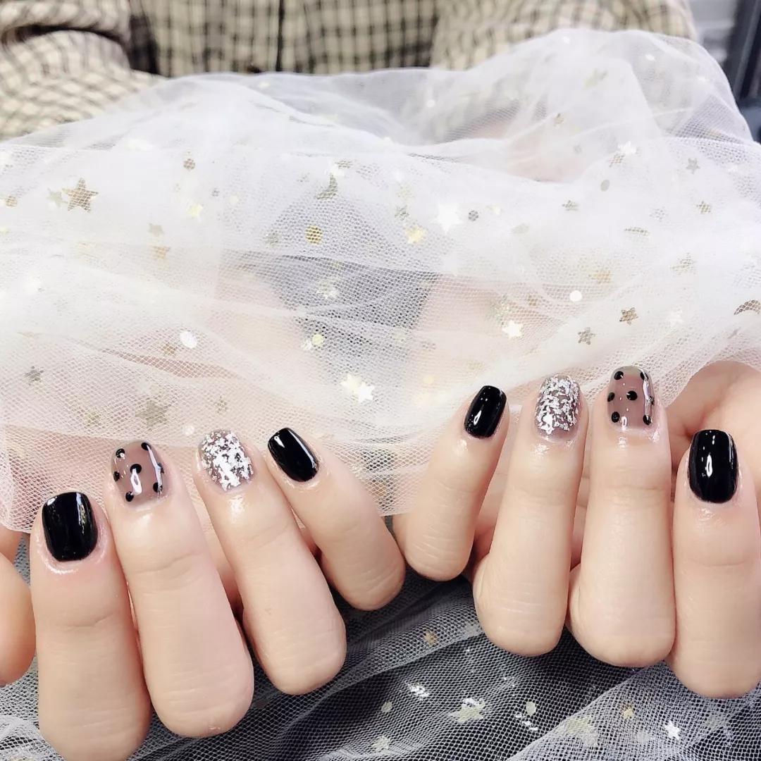 想不到透透的黑色美甲也能這么美！