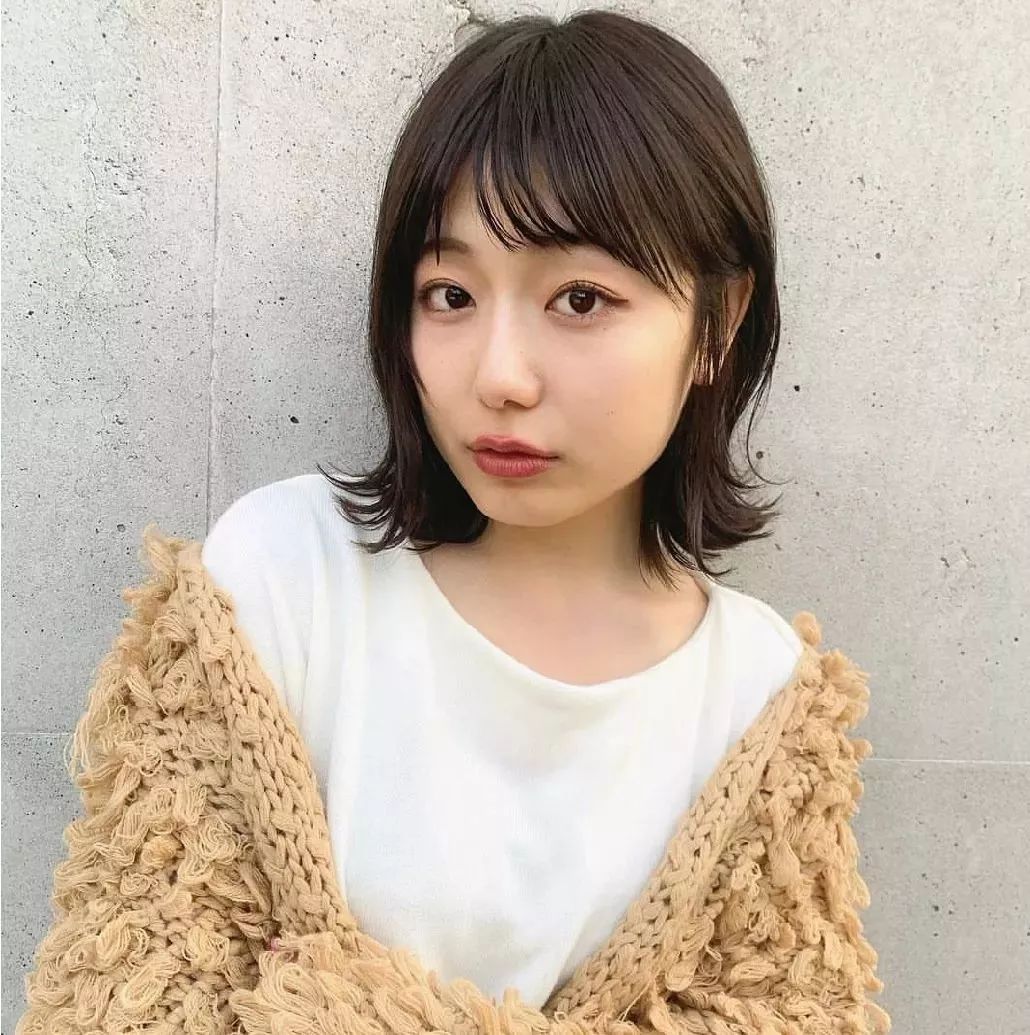女生氣質(zhì)齊肩小外翻
