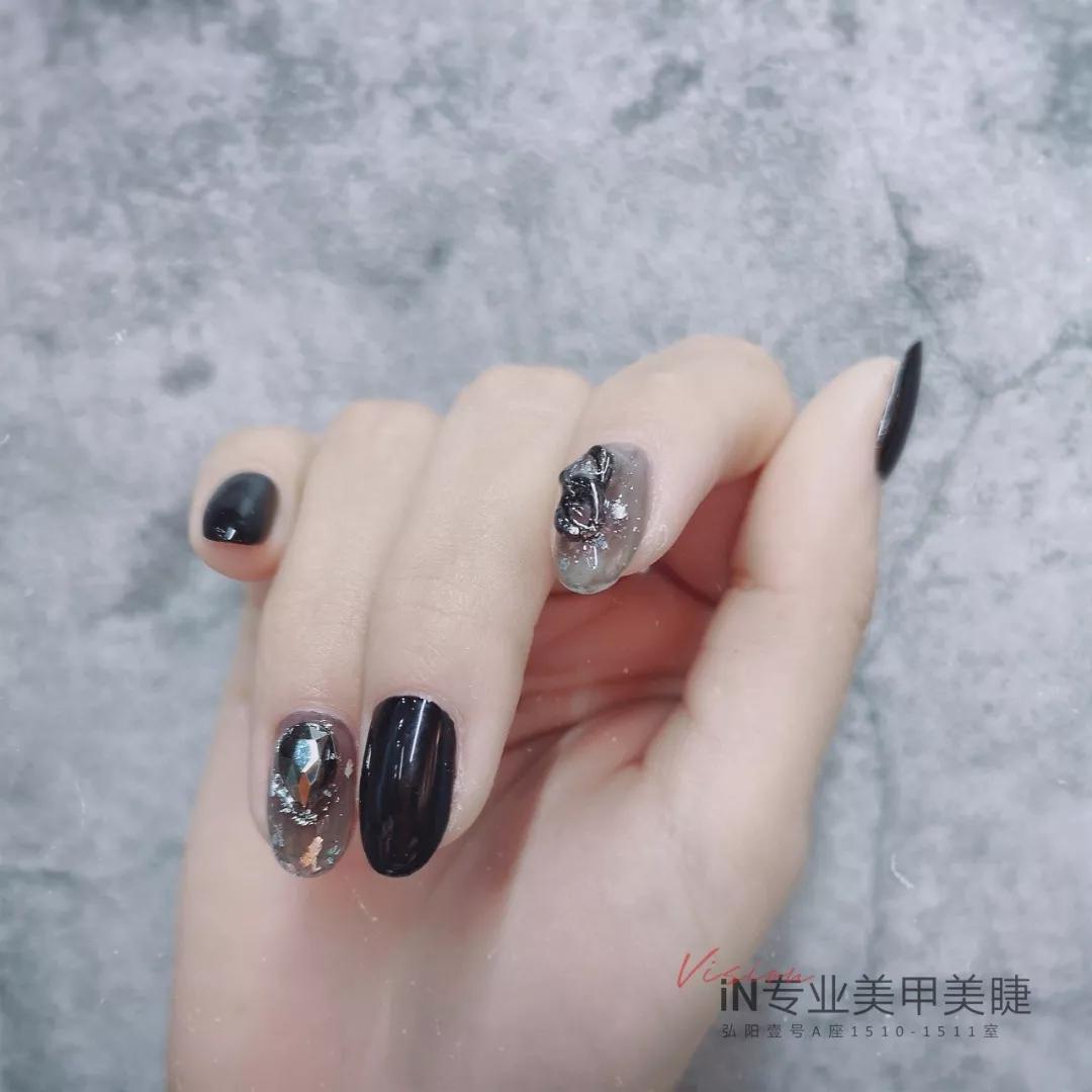 想不到透透的黑色美甲也能這么美！