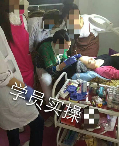 學員實操練習發(fā)際線技術(shù)中
