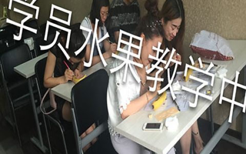 學員在仿生皮上練習中