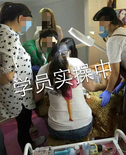 學員實操練習中，互相交流