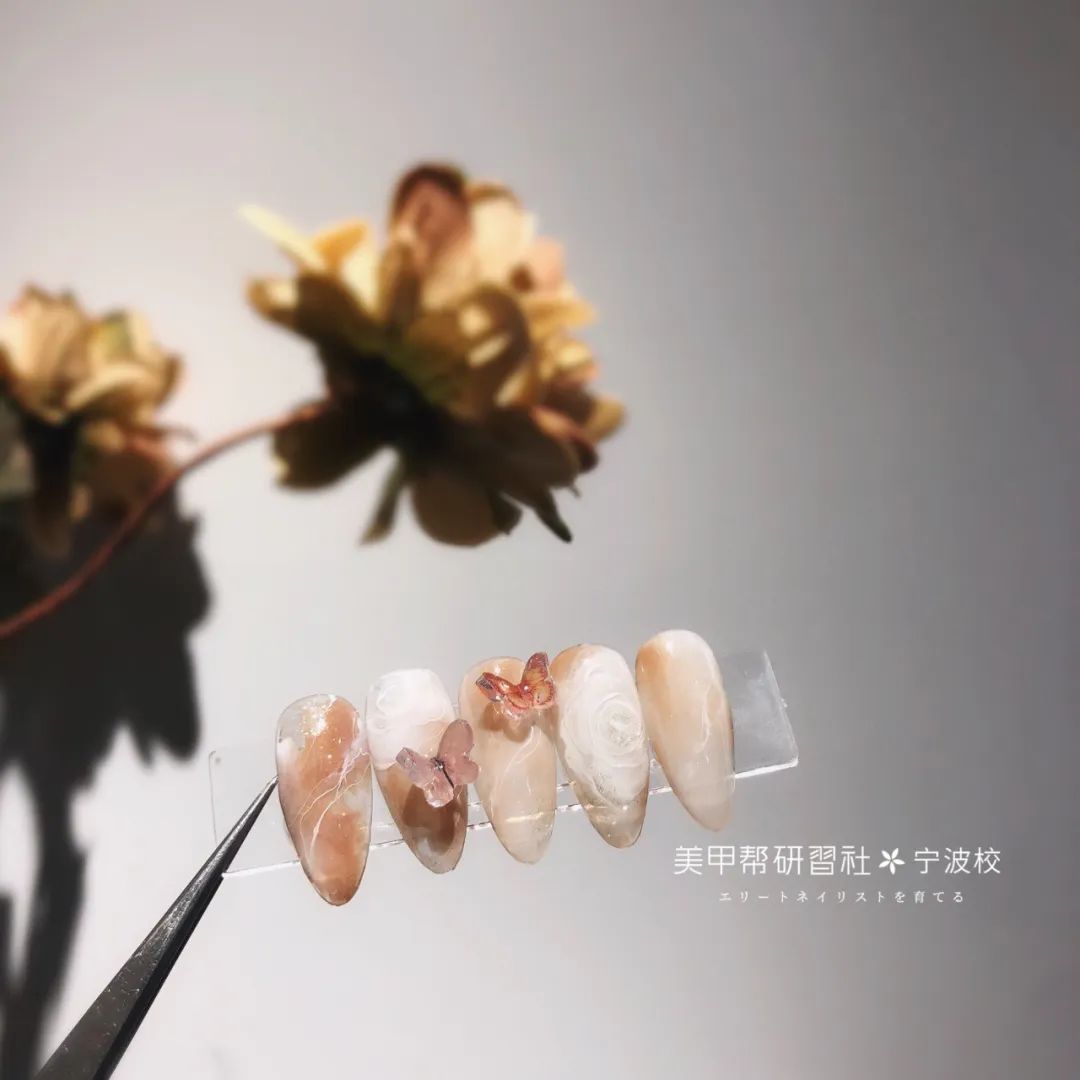 仙到爆！今春最流行的夢(mèng)幻蝴蝶美甲！
