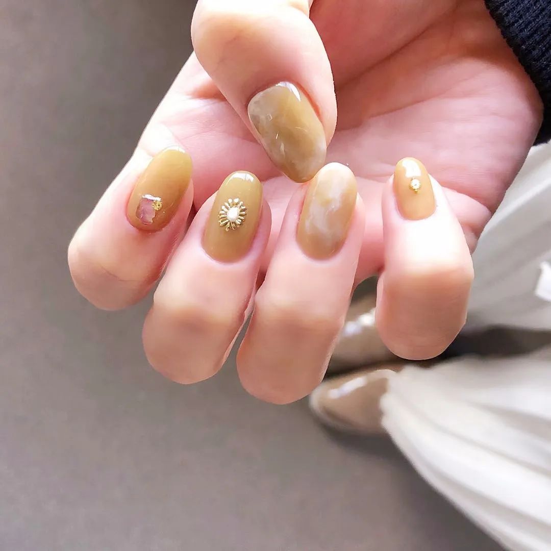 這個(gè)夏天最不能少的，就是這個(gè)顏色的美甲