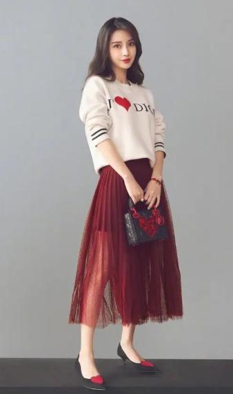 扔掉你的衛(wèi)衣吧！今年流行“字母衫+半身裙”，時髦顯嫩很優(yōu)雅