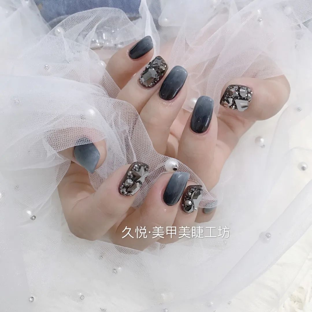 黑鉆美甲不僅是美，更是一種帥氣