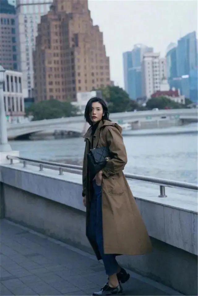風衣不吃香了，現(xiàn)在正流行這件“腳踝衣”，顯瘦高級，明星都愛了