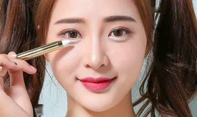 五官扁平，眼睛小，鼻子塌的女生怎么打扮才好看？