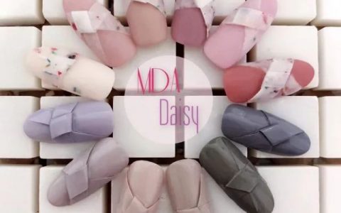 有點(diǎn)復(fù)古的日系立體蝴蝶結(jié)美甲