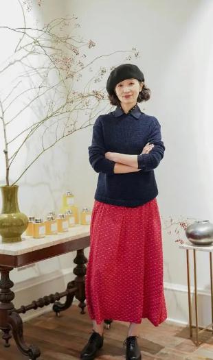 女人到了中年，放棄牛仔褲配運(yùn)動(dòng)鞋吧！瞧三木媽媽這樣穿，太氣質(zhì)