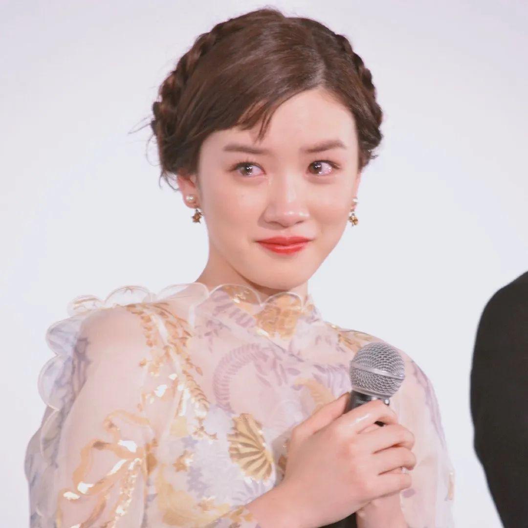 五官扁平，眼睛小，鼻子塌的女生怎么打扮才好看？