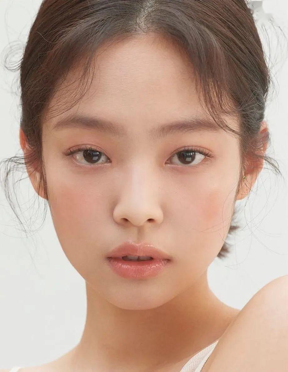 五官扁平，眼睛小，鼻子塌的女生怎么打扮才好看？