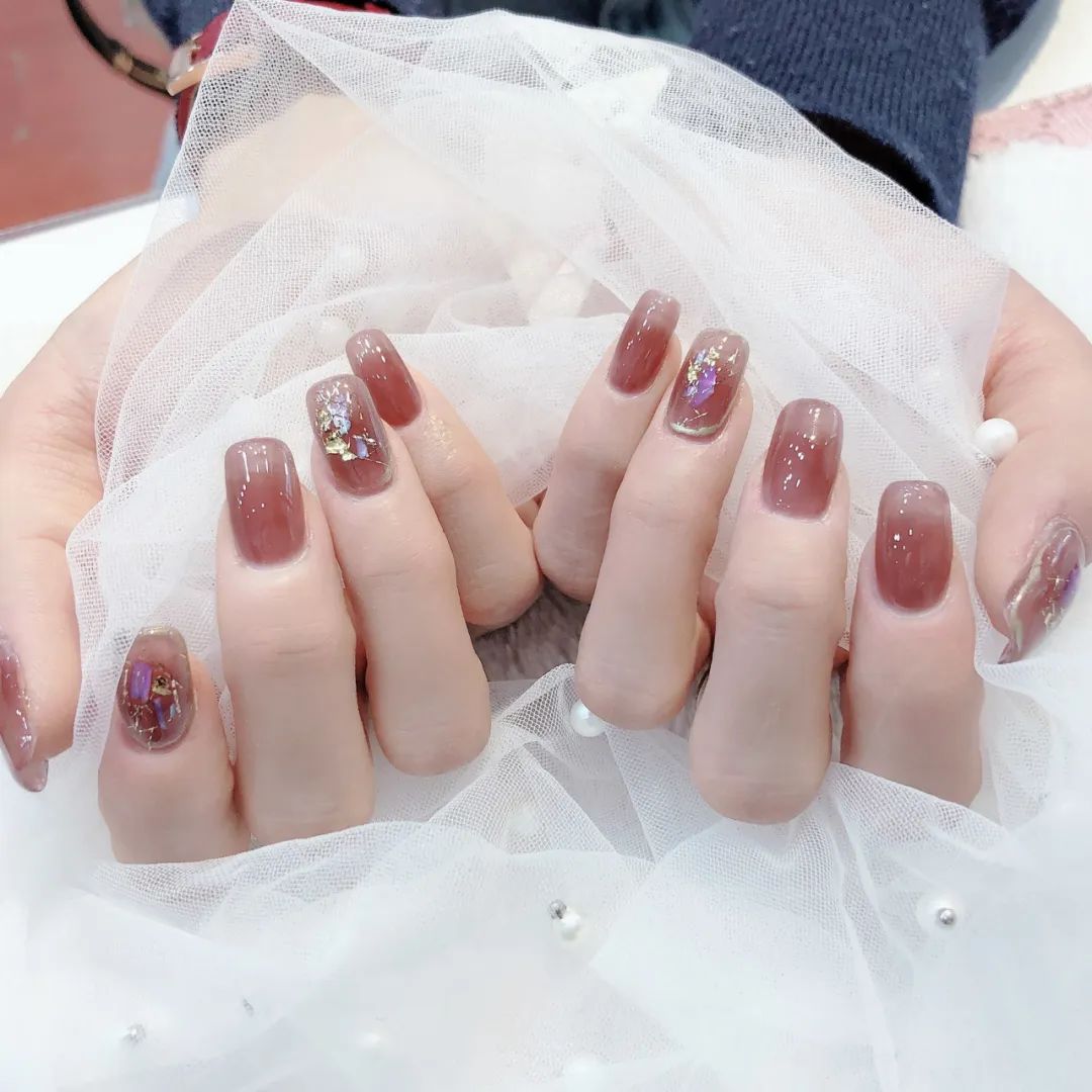 春夏最火的裸透色美甲，誰做誰美